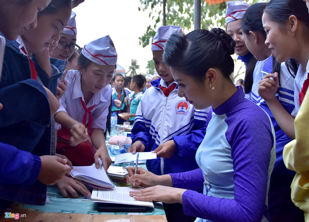 Hoa hau Ngoc Han 'truyen lua' dam me doc sach cho hoc sinh hinh anh 7